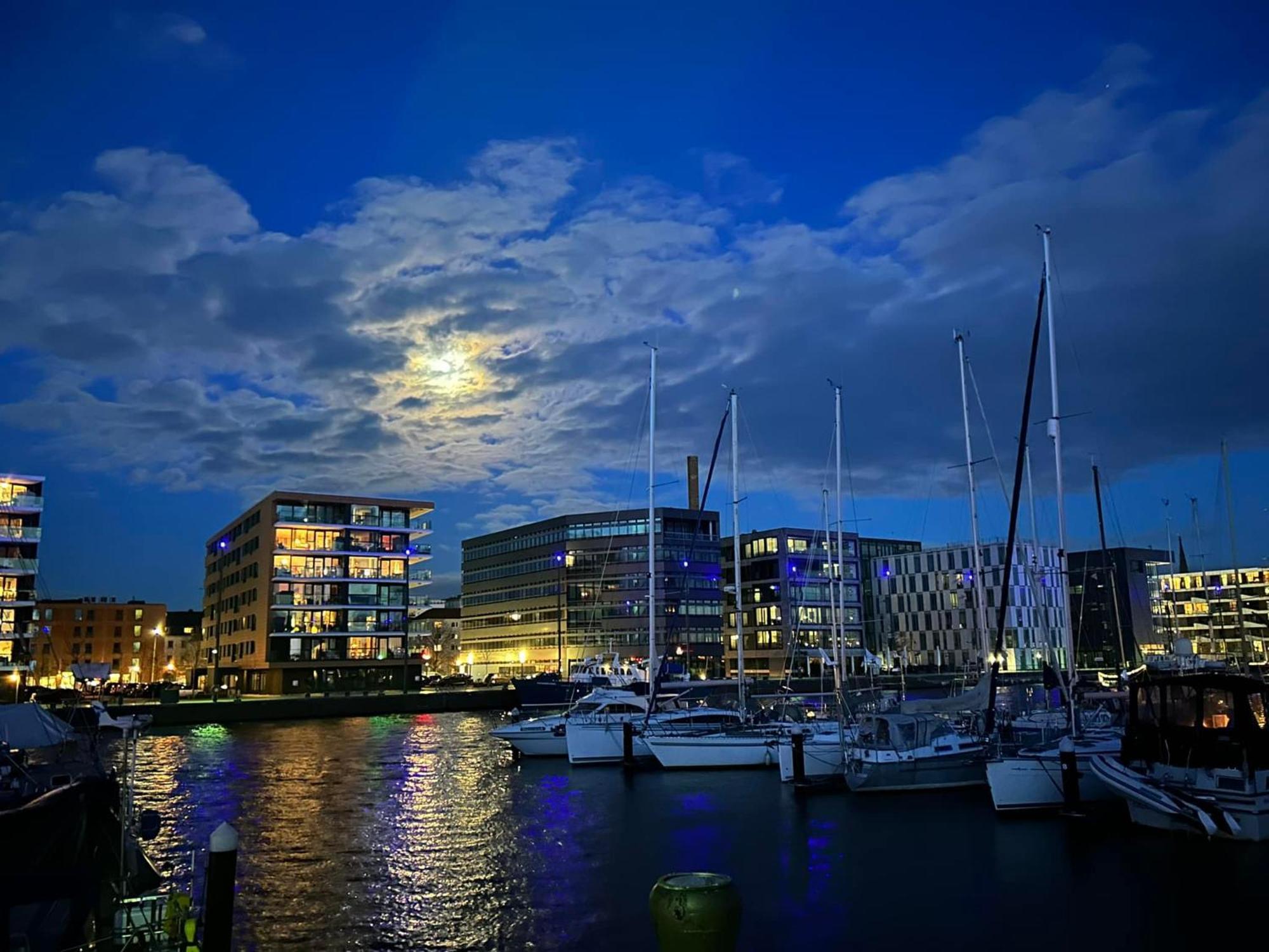 Gemuetl Wohnung Mit Blick Auf Den Hafen Bremerhaven Exterior photo